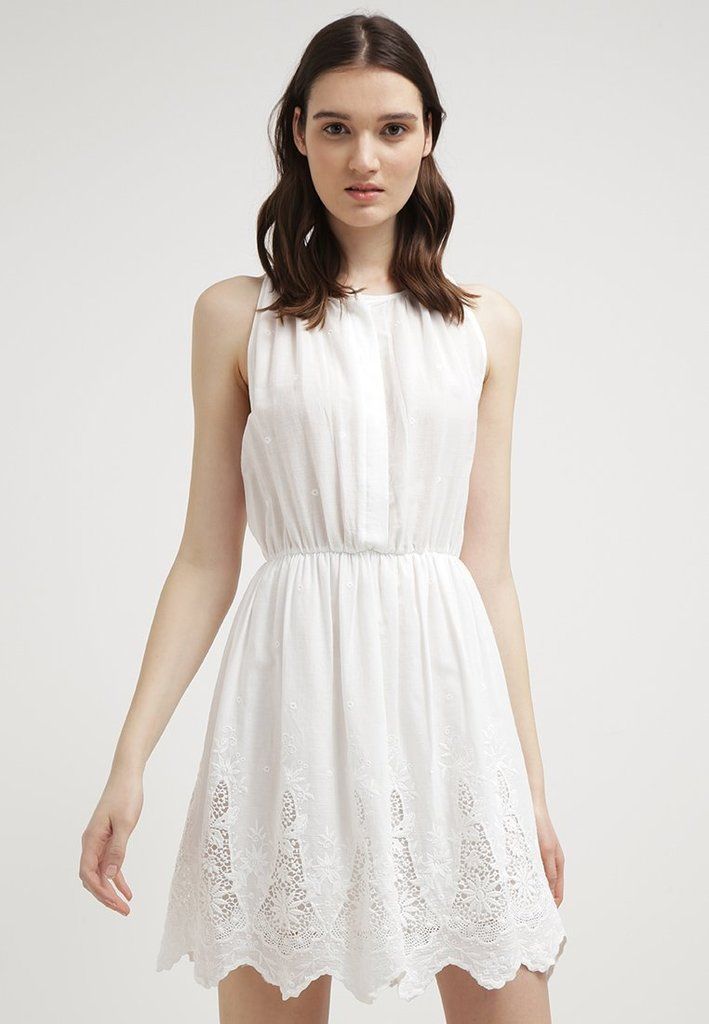 biała sukienka z koronką